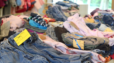 Sachen zusammengelegt zum Verkauf nach Haushaltsauflösung